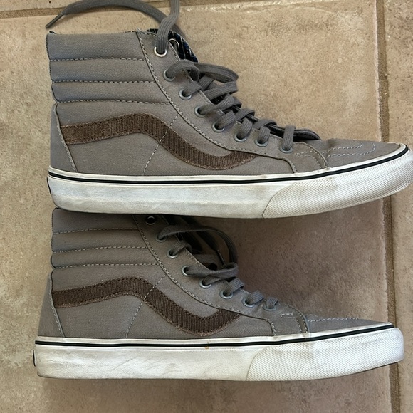 Vans high top shoes. Size 9.5M. In great condition. - Picture 2 of 7